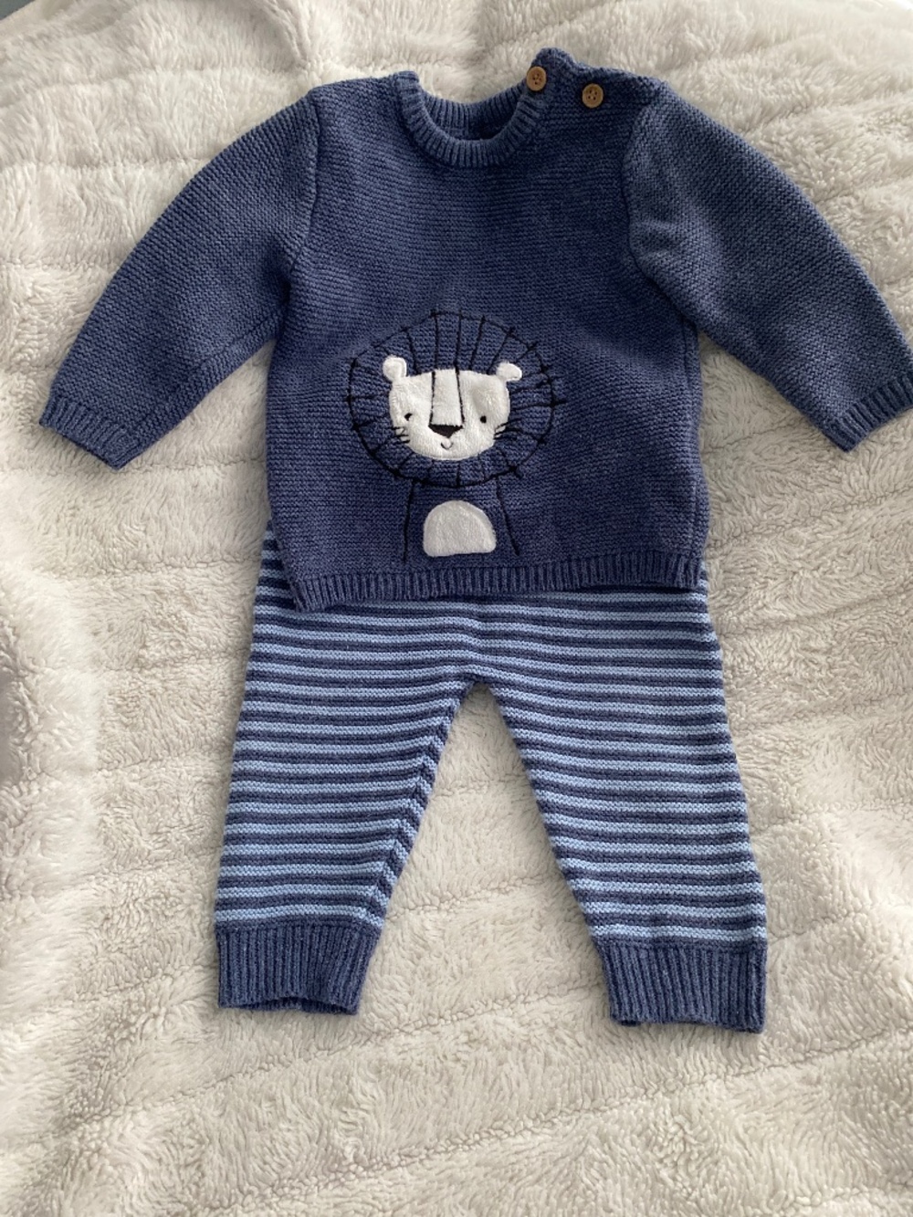 Two Piece Blue Knitted Set with Embroidered Lion